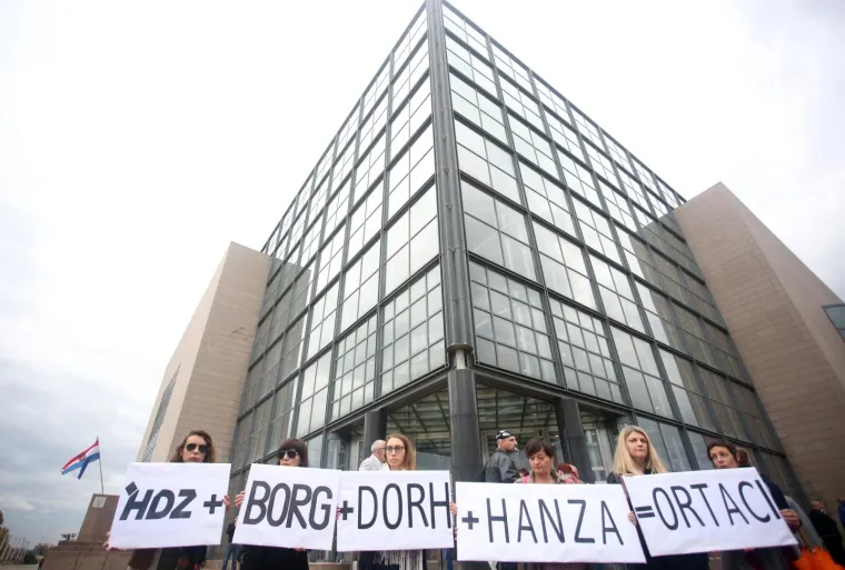 'Proračun sam sisala, knjigu sam napisala': Prosvjed dok Martina Dalić predstavlja svoju knjigu o Agrokoru