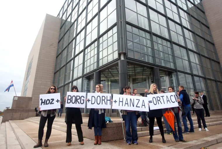 'Proračun sam sisala, knjigu sam napisala': Prosvjed dok Martina Dalić predstavlja svoju knjigu o Agrokoru