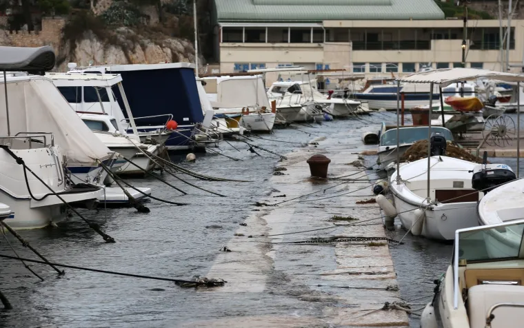 PLIMNI VAL U ŠIBENIKU: Zbog jakog juga poplavljeni riva i privezište za brodice u gradskom predjelu Dolac