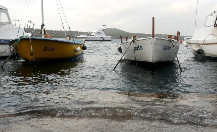 PLIMNI VAL U ŠIBENIKU: Zbog jakog juga poplavljeni riva i privezište za brodice u gradskom predjelu Dolac