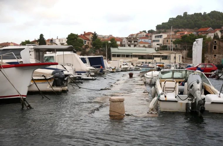 PLIMNI VAL U ŠIBENIKU: Zbog jakog juga poplavljeni riva i privezište za brodice u gradskom predjelu Dolac