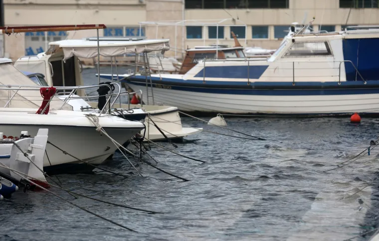 PLIMNI VAL U ŠIBENIKU: Zbog jakog juga poplavljeni riva i privezište za brodice u gradskom predjelu Dolac