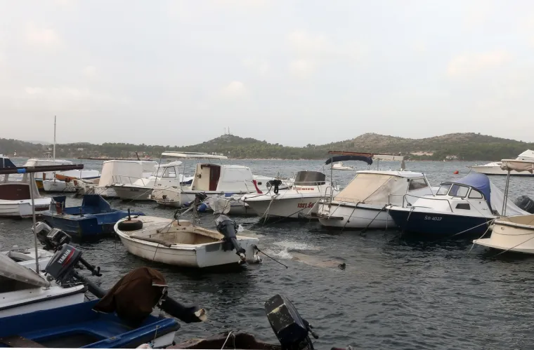 PLIMNI VAL U ŠIBENIKU: Zbog jakog juga poplavljeni riva i privezište za brodice u gradskom predjelu Dolac