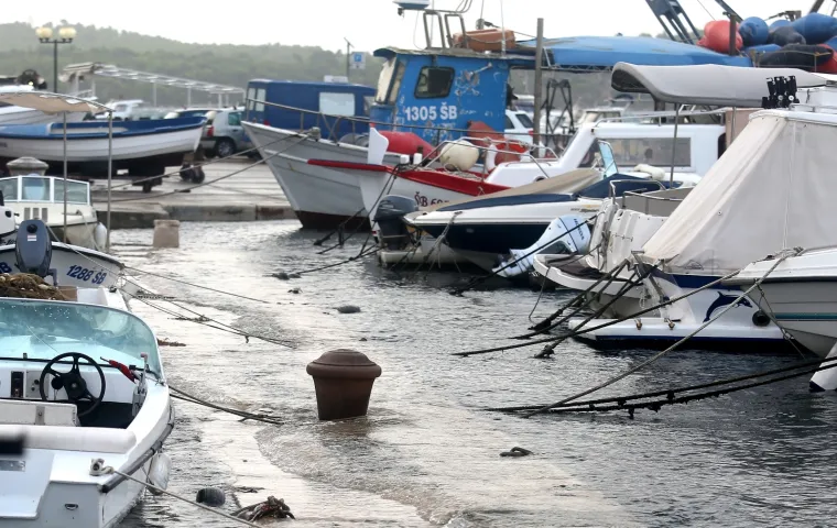 PLIMNI VAL U ŠIBENIKU: Zbog jakog juga poplavljeni riva i privezište za brodice u gradskom predjelu Dolac