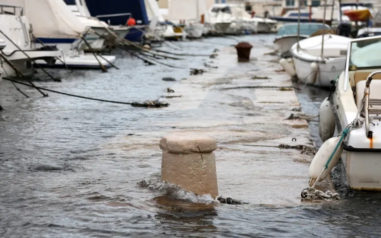 PLIMNI VAL U &Scaron;IBENIKU: Zbog jakog juga poplavljeni riva i privezi&scaron;te za brodice u gradskom predjelu Dolac