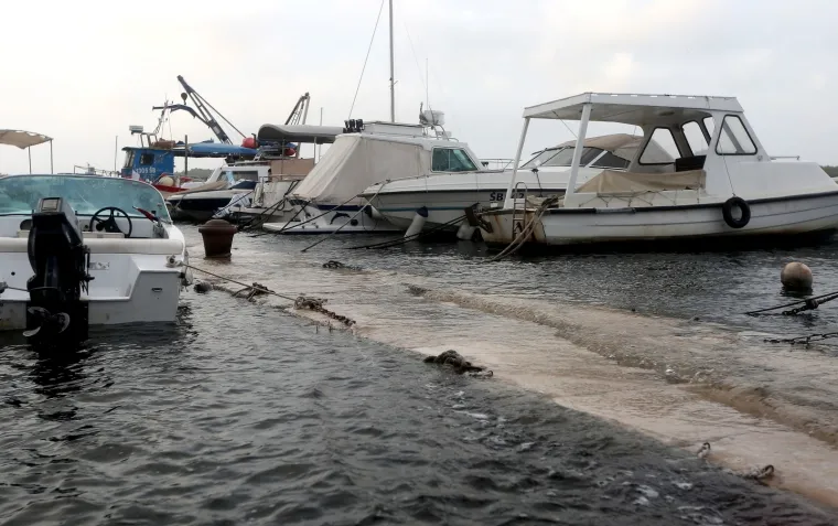 PLIMNI VAL U &Scaron;IBENIKU: Zbog jakog juga poplavljeni riva i privezi&scaron;te za brodice u gradskom predjelu Dolac
