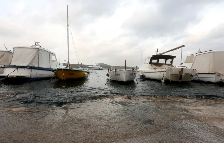PLIMNI VAL U &Scaron;IBENIKU: Zbog jakog juga poplavljeni riva i privezi&scaron;te za brodice u gradskom predjelu Dolac
