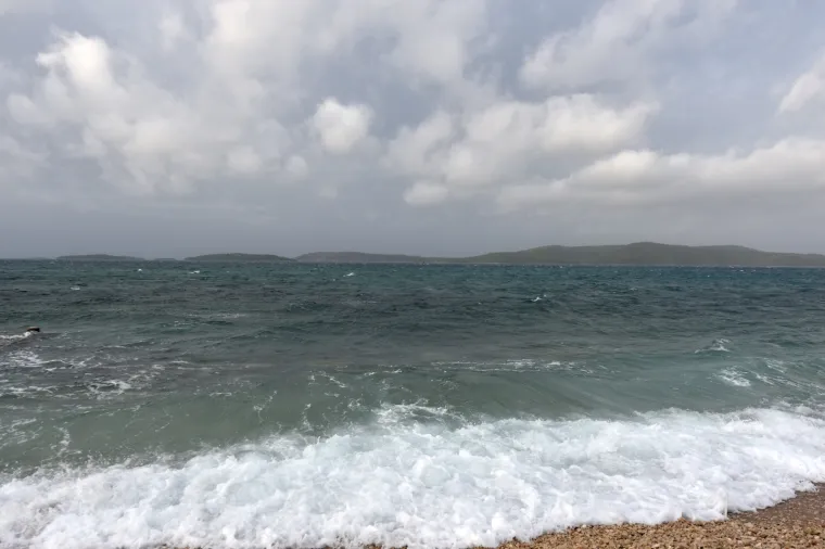 PLIMNI VAL U &Scaron;IBENIKU: Zbog jakog juga poplavljeni riva i privezi&scaron;te za brodice u gradskom predjelu Dolac