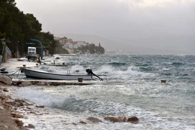 PLIMNI VAL U &Scaron;IBENIKU: Zbog jakog juga poplavljeni riva i privezi&scaron;te za brodice u gradskom predjelu Dolac