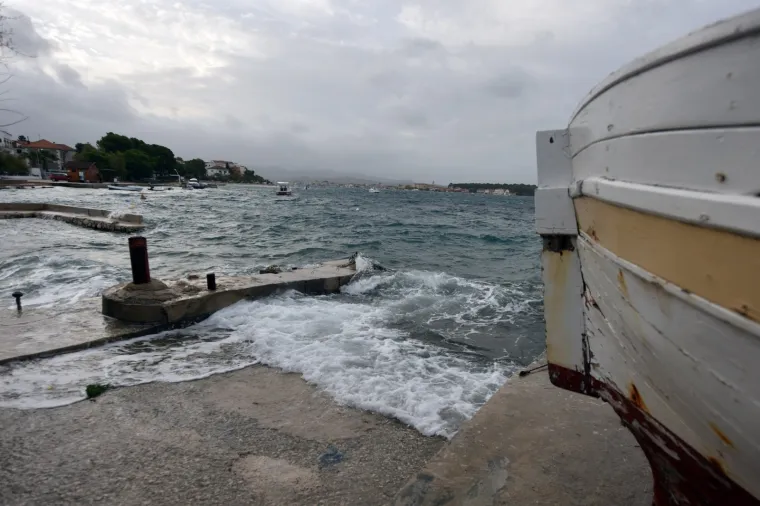 PLIMNI VAL U &Scaron;IBENIKU: Zbog jakog juga poplavljeni riva i privezi&scaron;te za brodice u gradskom predjelu Dolac