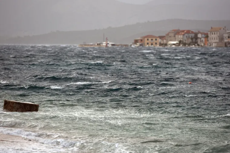 PLIMNI VAL U &Scaron;IBENIKU: Zbog jakog juga poplavljeni riva i privezi&scaron;te za brodice u gradskom predjelu Dolac