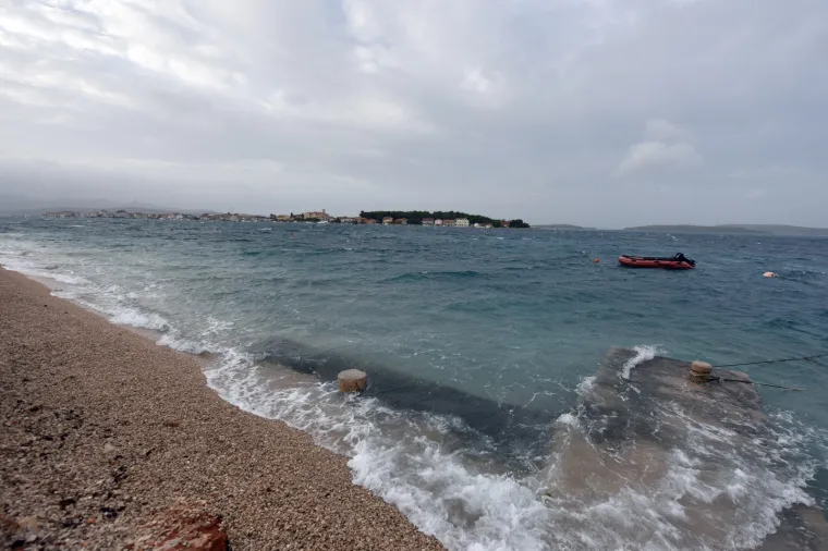 PLIMNI VAL U &Scaron;IBENIKU: Zbog jakog juga poplavljeni riva i privezi&scaron;te za brodice u gradskom predjelu Dolac