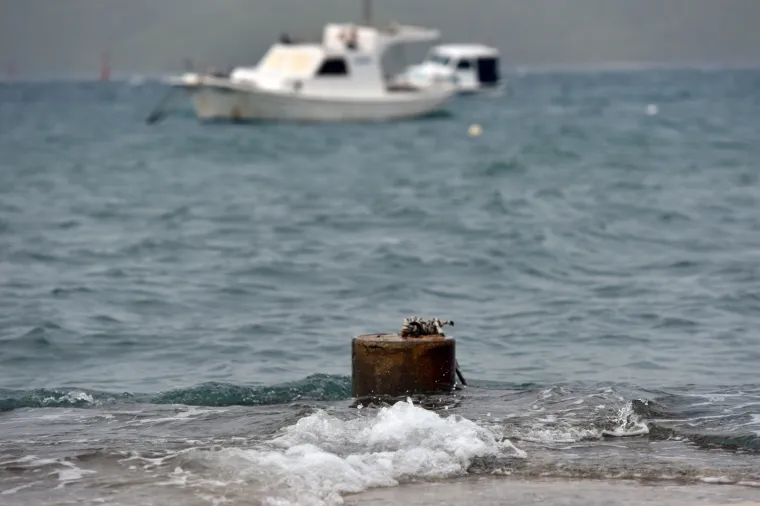 PLIMNI VAL U &Scaron;IBENIKU: Zbog jakog juga poplavljeni riva i privezi&scaron;te za brodice u gradskom predjelu Dolac