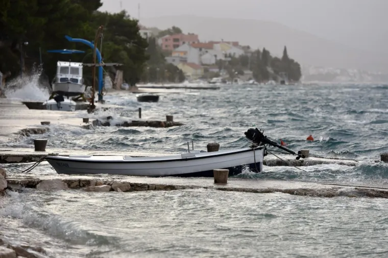 PLIMNI VAL U &Scaron;IBENIKU: Zbog jakog juga poplavljeni riva i privezi&scaron;te za brodice u gradskom predjelu Dolac