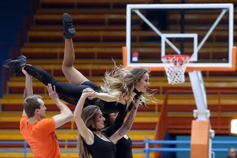 VRUĆE CEDEVITAŠICE GURNULE KOŠARKU U DRUGI PLAN: Svojim nastupom podigle su temperaturu u dvorani