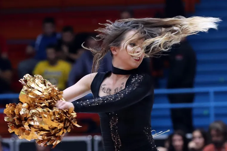 VRUĆE CEDEVITAŠICE GURNULE KOŠARKU U DRUGI PLAN: Svojim nastupom podigle su temperaturu u dvorani