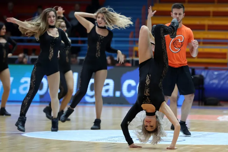 VRUĆE CEDEVITAŠICE GURNULE KOŠARKU U DRUGI PLAN: Svojim nastupom podigle su temperaturu u dvorani