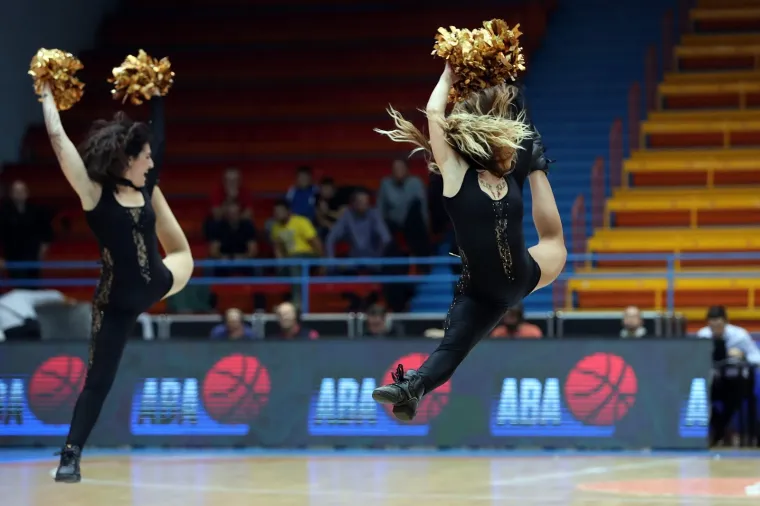 VRUĆE CEDEVITAŠICE GURNULE KOŠARKU U DRUGI PLAN: Svojim nastupom podigle su temperaturu u dvorani