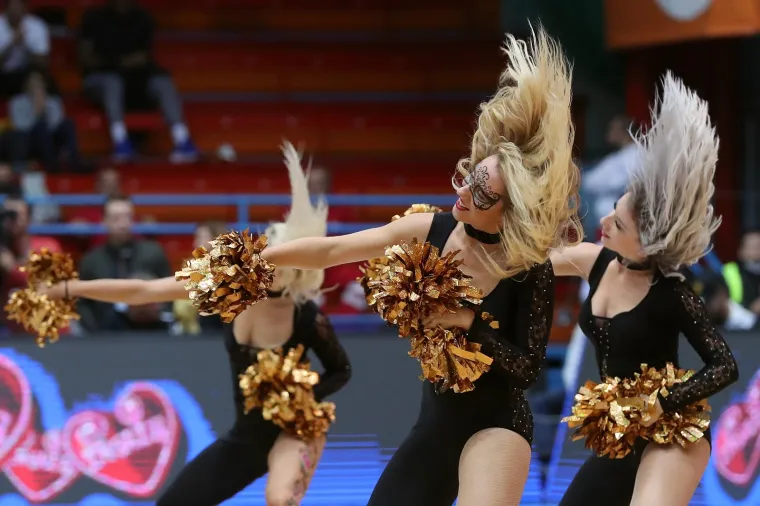 VRUĆE CEDEVITAŠICE GURNULE KOŠARKU U DRUGI PLAN: Svojim nastupom podigle su temperaturu u dvorani