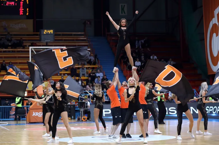 VRUĆE CEDEVITAŠICE GURNULE KOŠARKU U DRUGI PLAN: Svojim nastupom podigle su temperaturu u dvorani