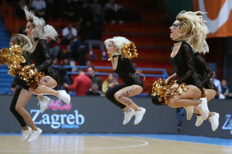 VRUĆE CEDEVITAŠICE GURNULE KOŠARKU U DRUGI PLAN: Svojim nastupom podigle su temperaturu u dvorani