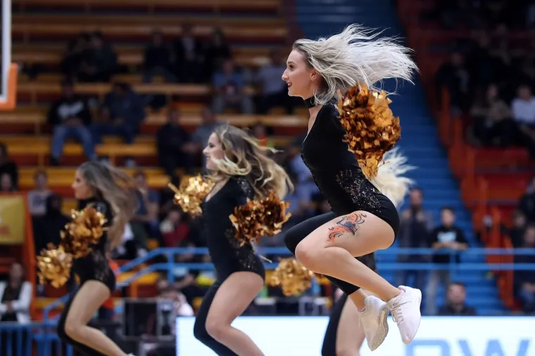 VRUĆE CEDEVITAŠICE GURNULE KOŠARKU U DRUGI PLAN: Svojim nastupom podigle su temperaturu u dvorani