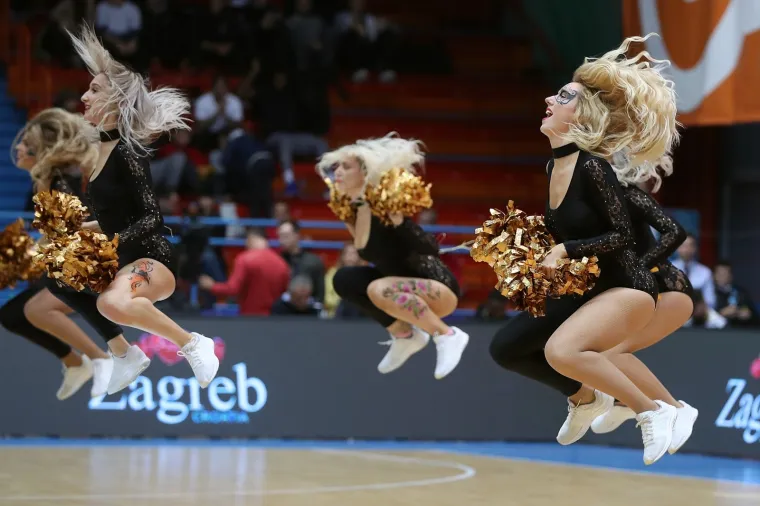 VRUĆE CEDEVITA&Scaron;ICE GURNULE KO&Scaron;ARKU U DRUGI PLAN: Svojim nastupom podigle su temperaturu u dvorani