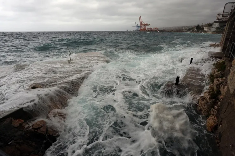 Olujno jugo na moru pred Rijekom i Kostrenom.