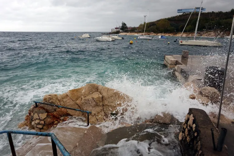 Olujno jugo na moru pred Rijekom i Kostrenom.