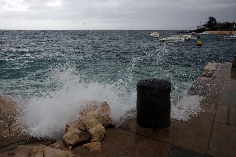 Olujno jugo na moru pred Rijekom i Kostrenom.