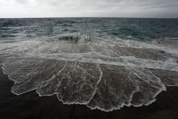 Olujno jugo na moru pred Rijekom i Kostrenom.
