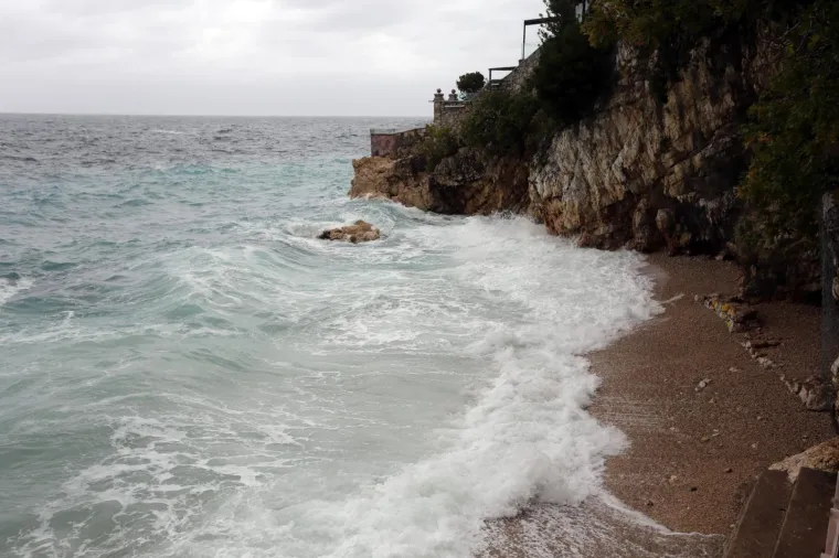 Olujno jugo na moru pred Rijekom i Kostrenom.