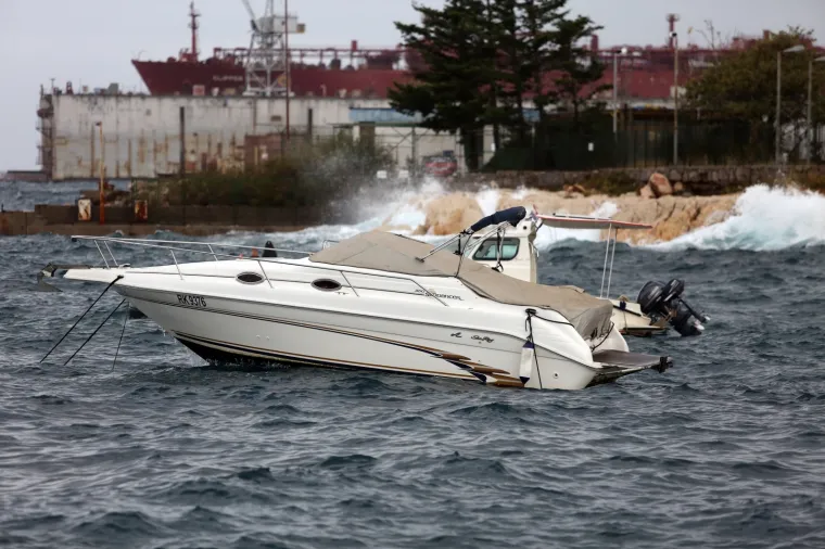 Olujno jugo na moru pred Rijekom i Kostrenom.