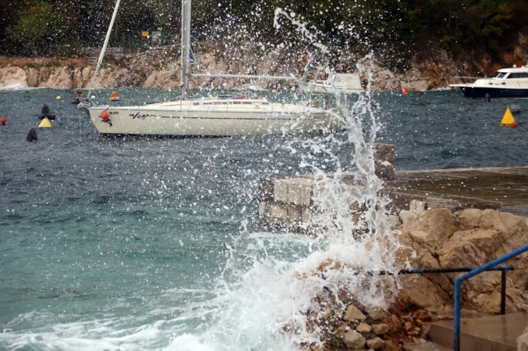 Olujno jugo na moru pred Rijekom i Kostrenom.