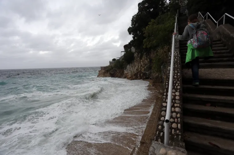 Olujno jugo na moru pred Rijekom i Kostrenom.