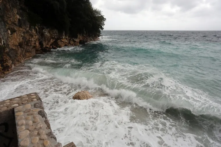 Olujno jugo na moru pred Rijekom i Kostrenom.