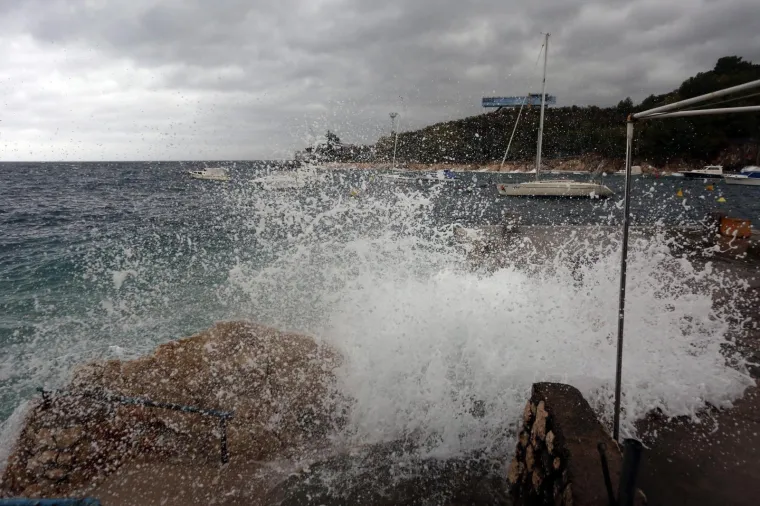 Olujno jugo na moru pred Rijekom i Kostrenom.