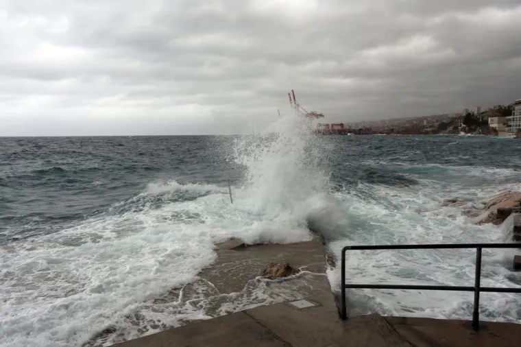 Olujno jugo na moru pred Rijekom i Kostrenom.