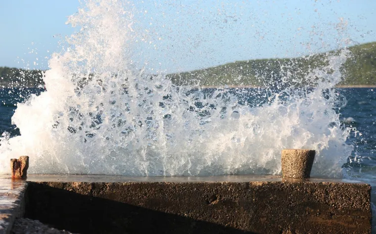 FOTOGALERIJA - POSLJEDICE ORKANSKOG JUGA: Razbijene i potopljene brodice, razvaljene rive i zidovi