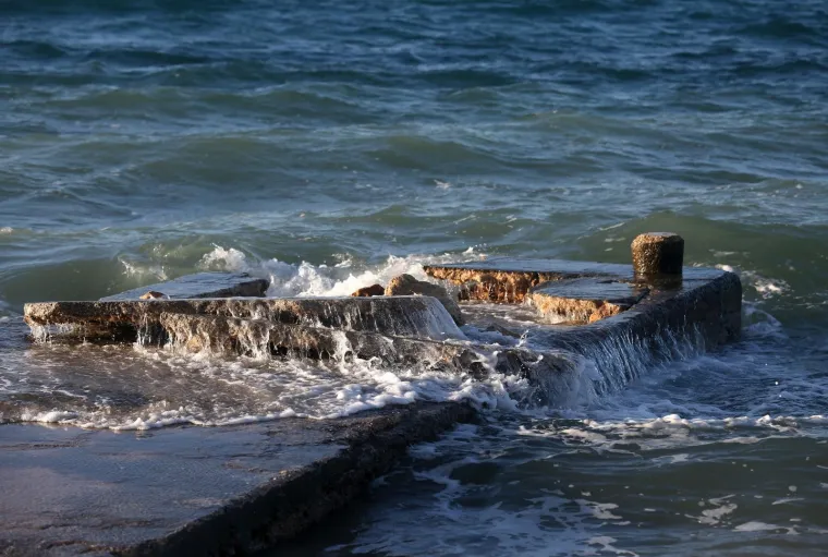 FOTOGALERIJA - POSLJEDICE ORKANSKOG JUGA: Razbijene i potopljene brodice, razvaljene rive i zidovi