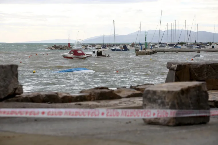 Olujno jugo sru&scaron;ilo dio zida i potopilo četiri barke u Voloskom 30.10.2018., Volosko - Olujno jugo koje je sinoc puhalo cijelu noc, srusilo je dio zida i potopilo četiri barke u Voloskom