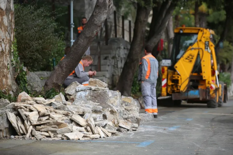Olujno jugo sru&scaron;ilo dio zida i potopilo četiri barke u Voloskom 30.10.2018., Volosko - Olujno jugo koje je sinoc puhalo cijelu noc, srusilo je dio zida i potopilo četiri barke u Voloskom