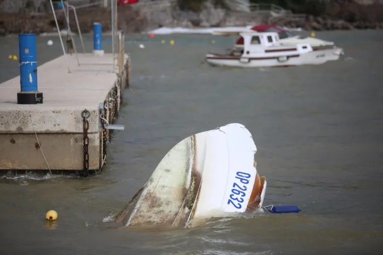 Olujno jugo sru&scaron;ilo dio zida i potopilo četiri barke u Voloskom 30.10.2018., Volosko - Olujno jugo koje je sinoc puhalo cijelu noc, srusilo je dio zida i potopilo cetiri barke u Voloskom