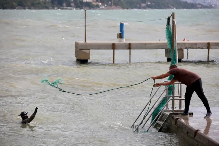 Olujno jugo sru&scaron;ilo dio zida i potopilo četiri barke u Voloskom 30.10.2018., Volosko - Olujno jugo koje je sinoc puhalo cijelu noc, srusilo je dio zida i potopilo cetiri barke u Voloskom.