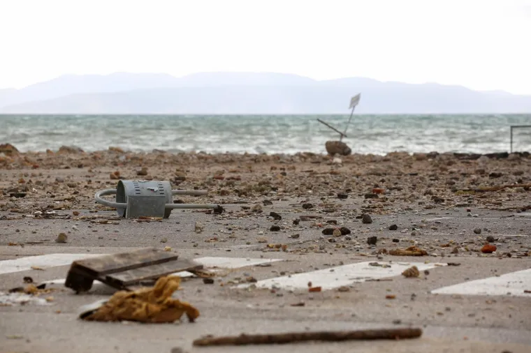 Rijeka: Jugo izbacilo naplavine ispred stadiona i pseće plaže na Kantridi 30.10.2018., Rijeka - Parkiraliste ispred stadiona i psece plaze na Kantridi puno je naplavina koje je sinocnje olujno jugo izbacilo na obalu