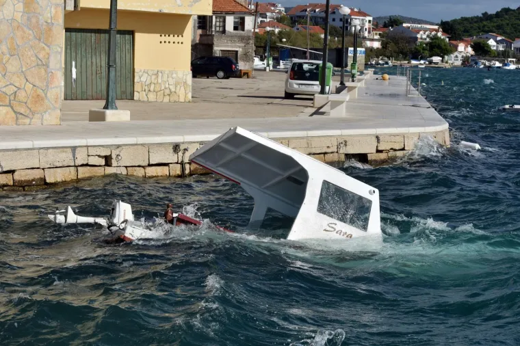 Pirovac - Na pirovackom podrucju orkansko jugo napravilo je velike stete osobito na jedrilicama i brodovima. Potpoljeno je nekoliko brodica a jedrilice su nasukane uz obalu