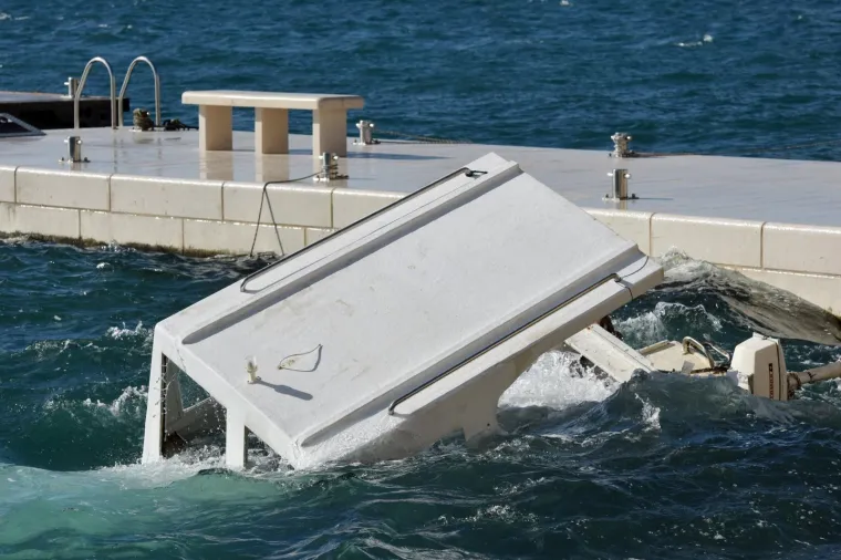 Pirovac - Na pirovackom podrucju orkansko jugo napravilo je velike stete osobito na jedrilicama i brodovima. Potpoljeno je nekoliko brodica a jedrilice su nasukane uz obalu