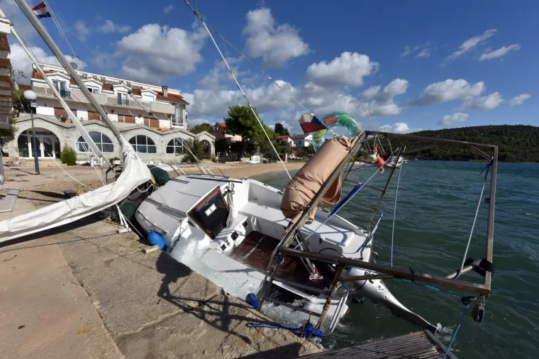 Pirovac - Na pirovackom podrucju orkansko jugo napravilo je velike stete osobito na jedrilicama i brodovima. Potpoljeno je nekoliko brodica a jedrilice su nasukane uz obalu