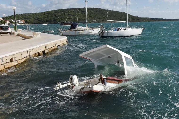 Pirovac - Na pirovackom podrucju orkansko jugo napravilo je velike stete osobito na jedrilicama i brodovima. Potpoljeno je nekoliko brodica a jedrilice su nasukane uz obalu