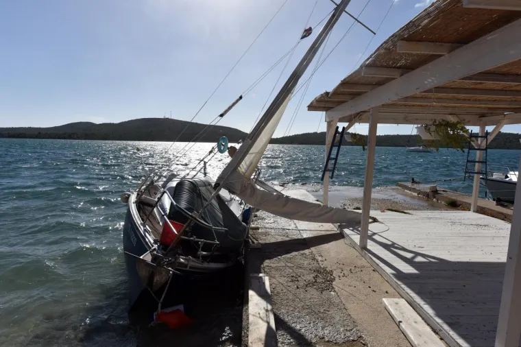 Pirovac - Na pirovackom podrucju orkansko jugo napravilo je velike stete osobito na jedrilicama i brodovima. Potpoljeno je nekoliko brodica a jedrilice su nasukane uz obalu